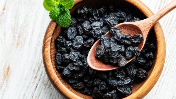 طبيب البوابة: 6 فوائد أكل منقوع الزبيب الأسود