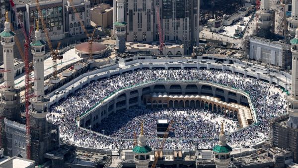 الحجاج في بيت الله الحرام