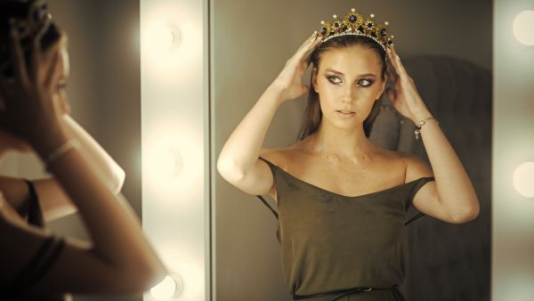ما تفسير الحلم برؤية التاج في المنام؟