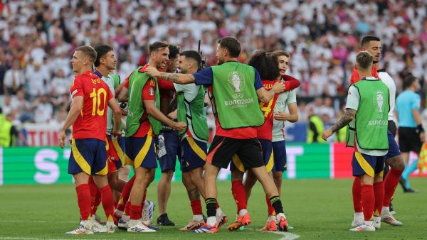 إسبانيا إلى نصف النهائي (Photo by LLUIS GENE / AFP)