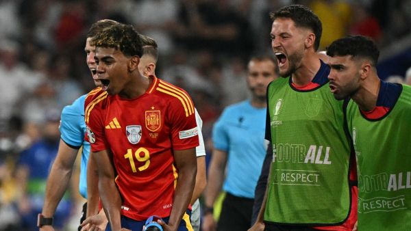 يامال (يسار) يقود إسبانيا إلى النهائي (Photo by JAVIER SORIANO / AFP)