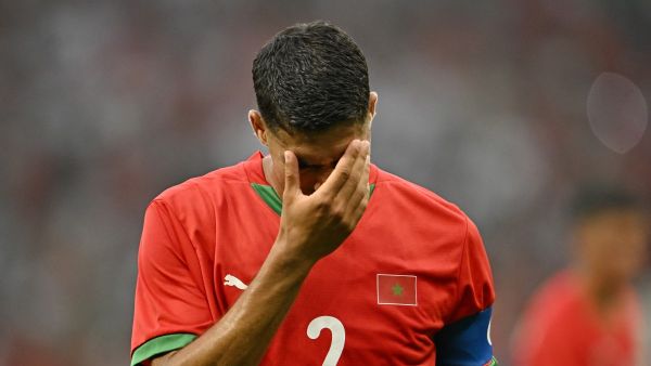 خيبة أمل القائد أشرف حكيمي بعد خسارة المغرب (Photo by Arnaud FINISTRE / AFP)