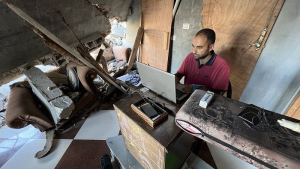 طالب يناقش رسالة دكتوراه من منزله المدمر في غزة -(وفا)