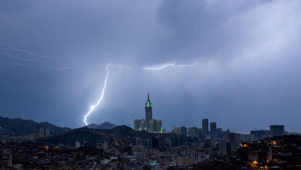 عاجل!! مكة تنضم إلى منطقة الإنذار الأحمر والأرصاد تحذر