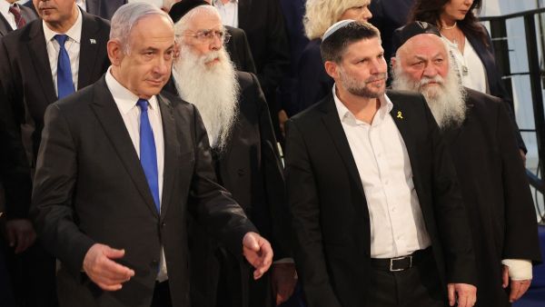وزير المالية الإسرائيلي، بتسلئيل سموتريتش بجوار نتنياهو