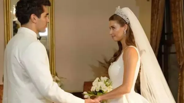 Yalı Çapkını stars Afra Saraçoğlu and Mert Ramazan Demir