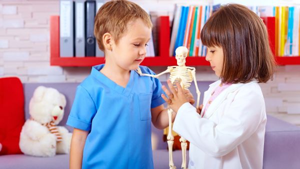 طبيب البوابة: 6 عادات تحسن صحة العظام عند الأطفال