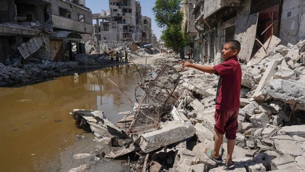 طفل فلسطيني فوق أنقاص وركام المنازل المدمرة في قطاع غزة
