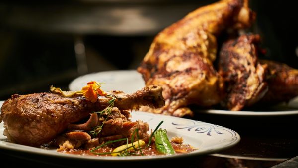 الدجاج الفرنسي بصلصة النبيذ (Coq au Vin)