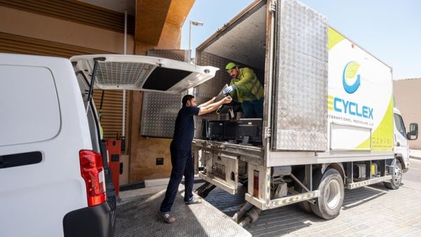 بنك الإمارات دبي الوطني يتبرع بأكثر من 5,000 جهاز إلكتروني لدعم الاحتياجات التعليمية للطلاب المحتاجين
