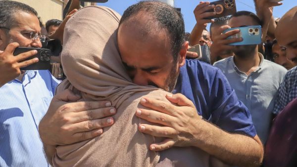  أبو سلمية، يلتقي بعائلته وأفراد من أسرته بعد الإفراج عنه