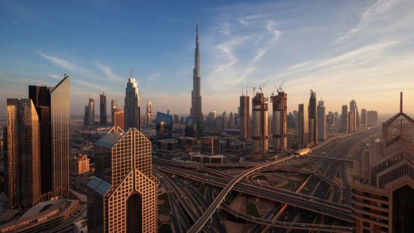 ضطلعت هيئة الصحة بدبي (DHA) بدور محوري في هذا النمو، حيث نفّذت مبادرات لتبسيط عملية الترخيص للممارسين العالميين وضمان التزام المرافق بمعايير الجودة الصارمة. ازدهار السياحة العلاجية في دبي: أصبحت نقطة جذب عالمية