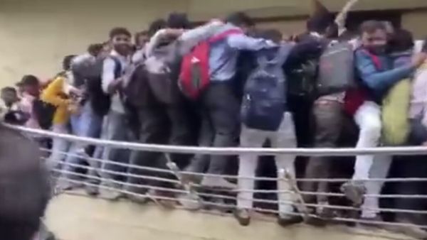 الازدحام الشديد أدى إلى تدمير الحواجز الحديدية خارج الفندق.