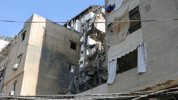 فرق الدفاع المدني تعمل منذ وقوع الحادثة على رفع الأنقاض