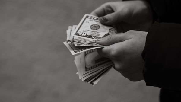 ماذا يعني الحلم بعد النقود في المنام؟
