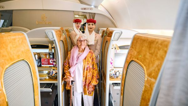 معمّرة جزائرية تسافر على متن طيران الإمارات معمّرة جزائرية تسافر على متن طيران الإمارات