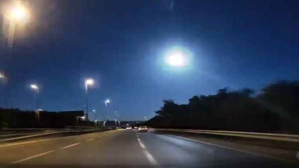 أعرب العديد من الأشخاص في بورصة وسكاريا وكوجايلي وجوروم عن حيرتهم حول هذا الجسم اللامع 
