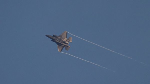 مسؤولون إسرائيليون يهددون بشن هجوم على لبنان