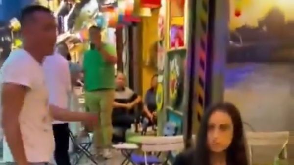 أقدم صاحب المطعم على طرد السياح الإسرائيليين تعبيرا عن تنديده بالحرب في غزة