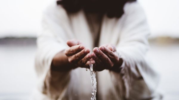 ما تفسير الحلم بشخص يسكب الماء على يديك؟