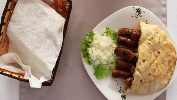 سجق مشوي (Ćevapi) على الطريقة البلقانية