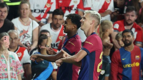 أولمو يسجل ويقود برشلونة للفوز (Photo by Pierre-Philippe MARCOU / AFP)