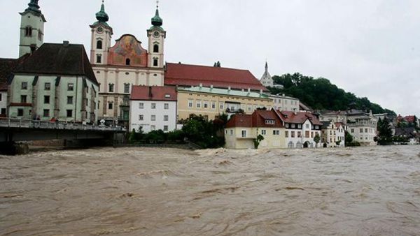 فيضانات تحول العاصمة النمساوية فيينا إلى وحل فيضانات تحول العاصمة النمساوية فيينا إلى وحل