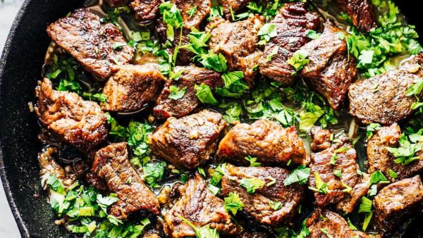 مكعبات اللحم البقري بالزبدة والثوم