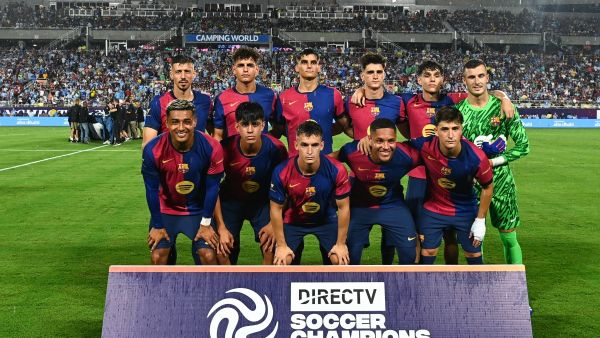 FC Barcelona poses for a team photo before the start of a 2024 FC Series pre-season friendly football match between FC Barcelona and Manchester City at Camping World Stadium in Orlando, Florida, on July 30, 2024. (Photo by CHANDAN KHANNA / AFP) FC Barcelona poses for a team photo before the start of a 2024 FC Series pre-season friendly football match between FC Barcelona and Manchester City at Camping World Stadium in Orlando, Florida, on July 30, 2024. (Photo by CHANDAN KHANNA / AFP)