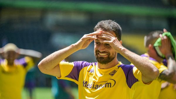 Fiorentina's Italian midfielder #5 Giacomo Bonaventura reacts during a training session on the eve of the UEFA Conference League Final between AC Fiorentina and Olympiakos FC at the Aghia Sophia Stadium in Athens on May 28, 2024. (Photo by Aris Messinis / AFP)