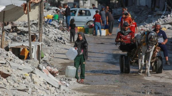 جيش الإحتلال، يلقي منشورات على سكان مخيم المغازي، ويطالبهم المغادرة