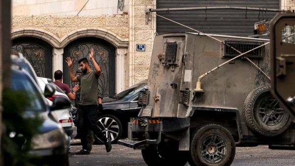 اعتقالات في مدينة الخليل جنوب الضفة الغربية اعتقالات في مدينة الخليل جنوب الضفة الغربية