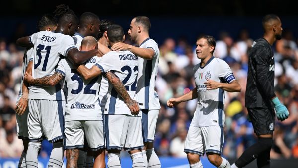 Inter Milan's French forward #09 Marcus Thuram is mobbed by teammates after scoring the opening goal during the pre-season friendly football match between Chelsea and Inter Milan at the Stamford Bridge stadium in London on August 11, 2024. (Photo by JUSTIN TALLIS / AFP) Inter Milan's French forward #09 Marcus Thuram is mobbed by teammates after scoring the opening goal during the pre-season friendly football match between Chelsea and Inter Milan at the Stamford Bridge stadium in London on August 11, 2024. (Photo by JUSTIN TALLIS / AFP)