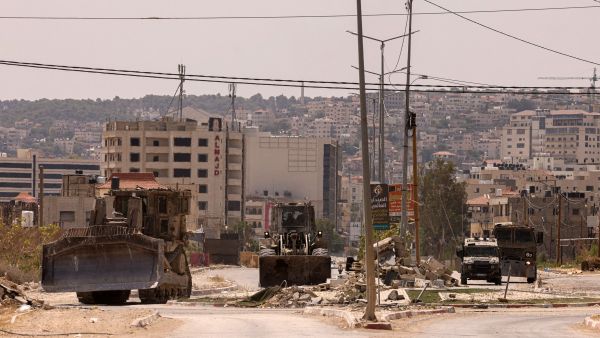  هدمت القوات الإسرائيلية جدار وبوابة المقبرة الوحيدة في الحي الشرقي بجنين