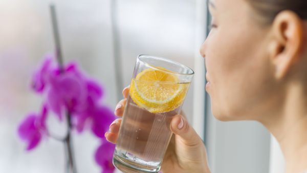 ما هو الوقت المناسب لشرب ماء الليمون - قبل الوجبة أم بعدها؟