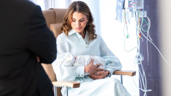 الملكة رانيا تتألق في لقاء أول حفيدة لها 