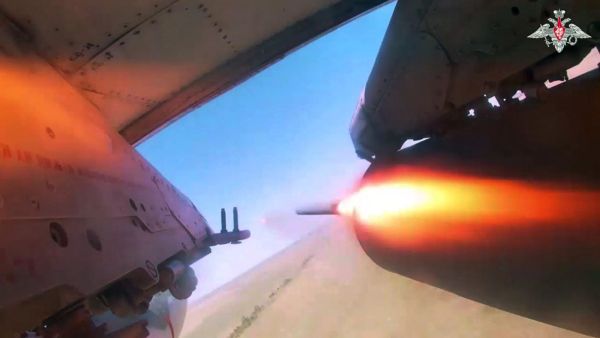 طائرة هجومية روسية من طراز Su-25 تطلق صواريخ على القوات المسلحة الأوكرانية في كورسك