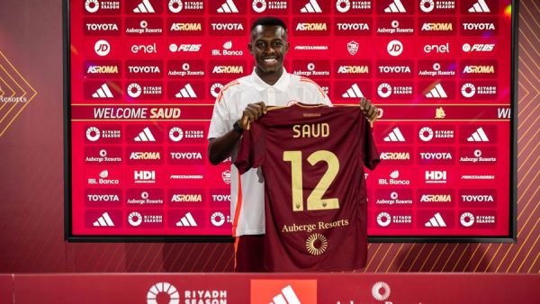 سعود عبد الحميد يرفع قميص روما (المصدر: asroma.com)