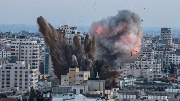 صورة تعبيرية تظهر جانباً من غارة إسرائيلية عنيفة استهدفت برجاً سكنياً في قطاع غزة