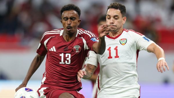 الإمارات تهزم قطر على أرضها وبين جماهيرها (Photo by Karim JAAFAR / AFP)