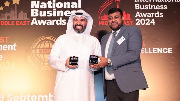 السيد ناصر الهملان مدير عام تخطيط وتصميم الشبكة في stc الكويت، حيث تسلم الجائزة بالإنابة عن الشركة. STC