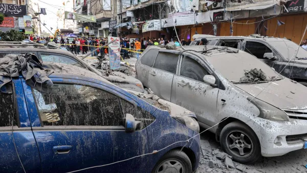 دمار يظهر في منطقة مبنى سكني تعرض لغارة إسرائيلية في الضاحية الجنوبية (الفرنسية)