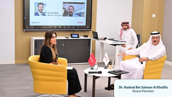 خلال الحدث أعضاء مجلس إدارة بنك البحرين الوطني يقدمون جلسة لطلاب برنامج “EVOLVE”