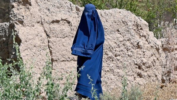 طلب الرجل من عدد من عناصر طالبان التكبير بعد الانتهاء من جلد المرأة