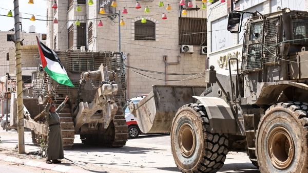 مسن فلسطيني يتحدى جرافات الاحتلال الاسرائيلي