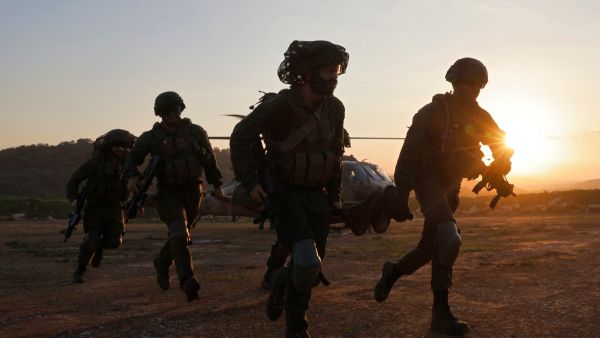 كان الجنود على متن المروحية في مهمة لإخلاء مصاب بطلق ناري في حالة خطيرة