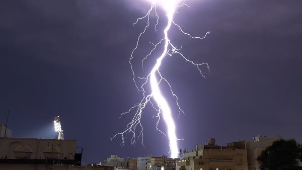 صواعق رعدية مخيفة في سماء جدة