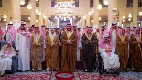 الأمير محمد بن سلمان أثناء تأدية صلاة الجنازة