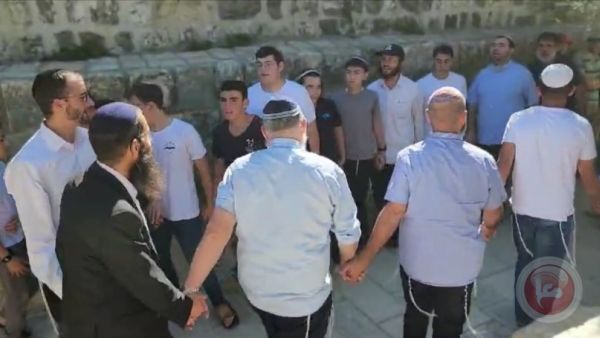 تشكيل حلقات رقص وغناء في المنطقة الشرقية من الأقصى