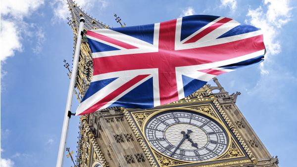 UK doctors suspend strike, government approves 22.3% pay rise 